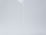 un lampadaire blanc avec trois lampes de chaque côté