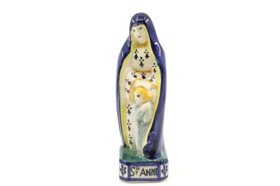 une image représentant une figurine de femme tenant un oiseau
