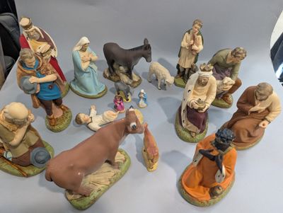 de nombreuses figurines représentant des personnes et des animaux posées sur une table