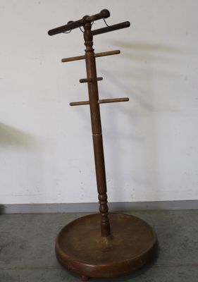 un poteau en bois surmonté d'une lampe