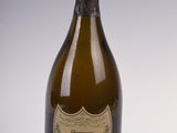 une bouteille de vin posée sur une table