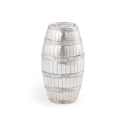 un vase en argent posé sur une surface blanche