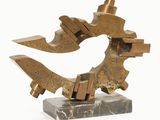 sculpture en bronze représentant une roue dentée posée sur un socle en marbre, sur fond blanc
