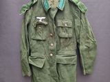 une photo d'une veste militaire suspendue à un cintre
