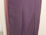 un mannequin vêtu d'un pantalon violet et d'une chemise blanche