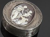 une boîte ancienne en argent ornée d'une image représentant une femme et un oiseau
