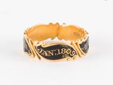 une image représentant une bague en or avec un anneau en émail noir