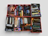 une boîte rouge remplie de nombreux stylos et crayons