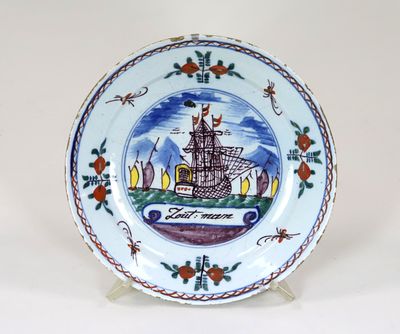ASSIETTE en faience, à décor polychrome de grand feu figuran…