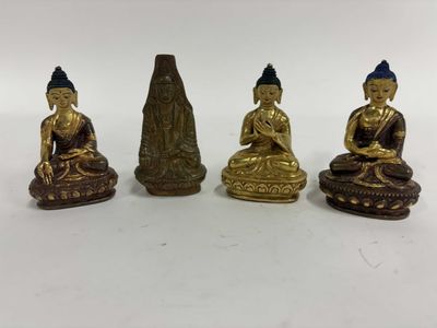 un ensemble de quatre figurines de bouddhas en laiton