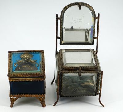 deux meubles anciens, dont un miroir et une petite boîte