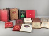 un grand nombre de livres posés sur une table