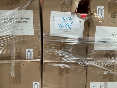 de nombreuses boîtes qui ont été emballées dans du plastique pour les protéger du soleil