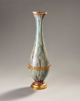 Grand vase en grès flammé à monture ajourée en laiton doré à…
