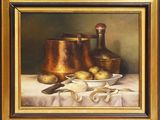 une peinture à l'huile représentant une nature morte avec un pichet, un bol et des pommes