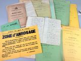 un grand nombre de papiers posés sur une table