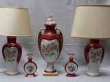 trois vases et une lampe posés sur une table