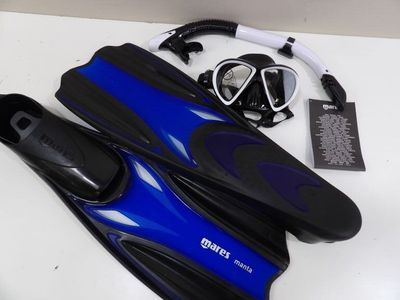 une paire de snorgs et une paire de snorg snorgs posés sur une table