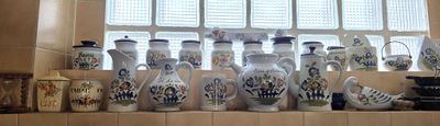de nombreux vases sur le rebord de la fenêtre de la cuisine