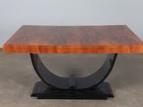 une table en bois avec un piètement en métal et un plateau en bois