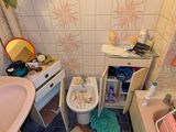 une salle de bains équipée d'un lavabo, de toilettes et d'une baignoire
