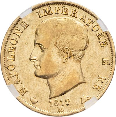 gros plan d'une pièce d'or sur fond blanc