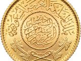 Gros plan sur une pièce d'or portant une écriture arabe