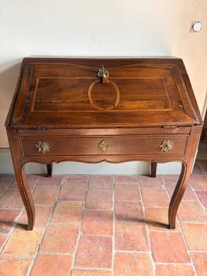 un petit bureau en bois surmonté d'un tiroir