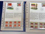 un livre ouvert sur lequel figurent l'image d'un bâtiment et un drapeau