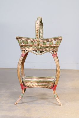 Table à ouvrages en rotin tressé et polychrome. - Photo 1