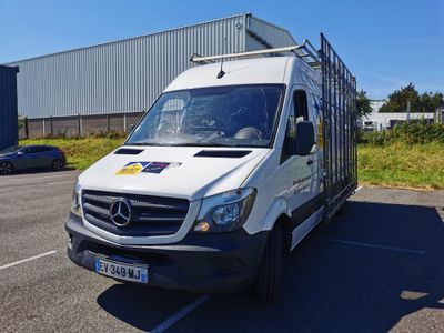 une camionnette blanche garée dans un parking