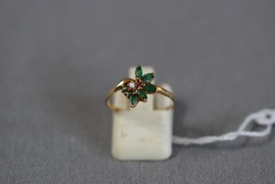 Bague monture or avec émeraudes et petit diamant central 1.5…