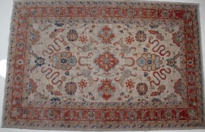 un tapis persan antique avec un motif floral sur fond blanc