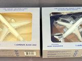 deux maquettes d'avions qui se trouvent dans les boîtes posées sur la table
