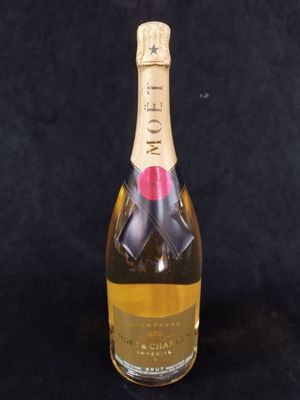 un gros plan d'une bouteille de champagne sur fond noir