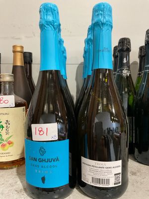 plusieurs bouteilles de vin sont alignées sur un comptoir