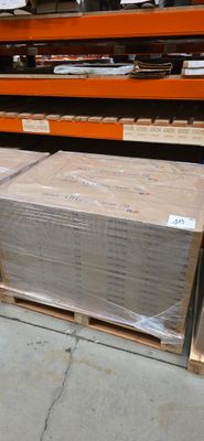 de nombreuses caisses sur les palettes dans l'entrepôt