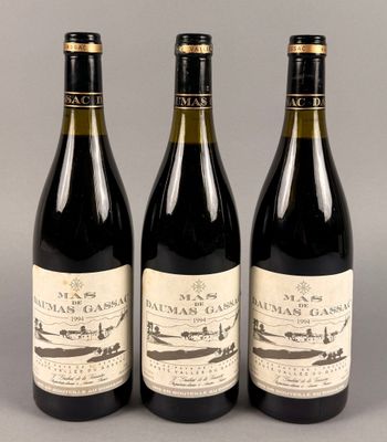 trois bouteilles de vin sont alignées sur une table