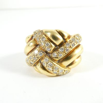 une image d'une bague en or et en diamant sur une surface blanche