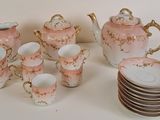 un grand nombre de tasses et de soucoupes posées sur une table
