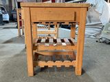 une table en bois sur laquelle est posé un casier à bouteilles
