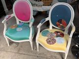 Deux chaises colorées sont placées devant une table et une chaise.