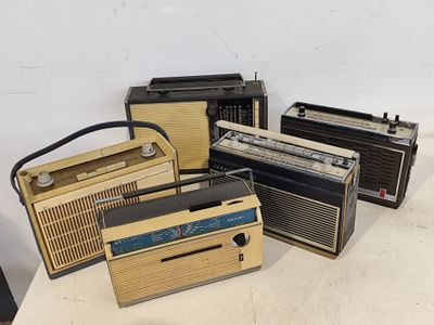 plusieurs vieilles radios posées les unes à côté des autres sur une table
