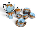 un ensemble de théières et de tasses posées sur une table