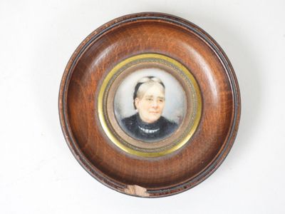 Miniature ronde sur os dans un encadrement de bois et de lai…