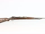 un vieux fusil avec un canon en bois et une poignée en métal