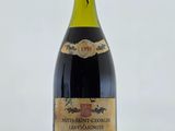 la bouteille de vin est posée sur la table sur fond blanc