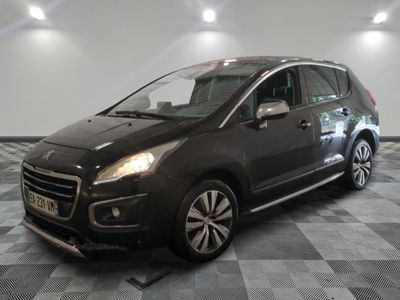 la photo d'une petite voiture noire garée sur un sol en damier