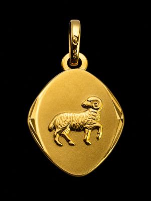 une image représentant un pendentif en or orné d'un bélier