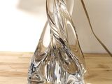 une lampe en verre posée sur une table